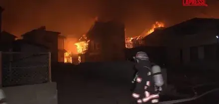 Giappone, incendio devasta quartiere a Oita: i vigili del fuoco combattono contro le fiamme