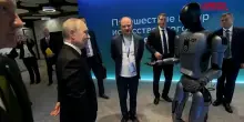 Russia, Putin accolto da un robot ballerino alla conferenza sullIA: le immagini