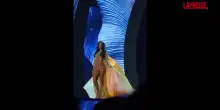 Miss Universo a Bangkok, miss Giamaica cade dal palco mentre sfila