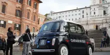 Carabinieri, la Topolino elettrica debutta tra i vicoli di Roma – Le foto