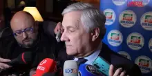 Tajani: "Balletto sul palco? Critiche puerili, la serietà la dimostriamo con i fatti"