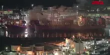 Usa, incendio in porto Los Angeles: decine di pompieri in azione