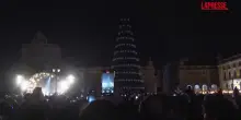 Lisbona, laccensione delle luci di Natale è un evento: le immagini della folla in piazza