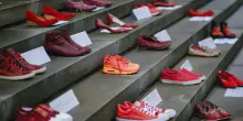 25 novembre, Giornata contro la violenza sulle donne: la storia delle scarpette rosse