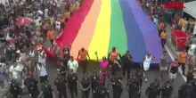 Brasile, la Pride Parade sfila a Rio de Janeiro: le immagini da Copacabana
