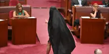 Australia, col burqa in aula per protesta: senatrice Hanson espulsa