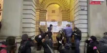 25 Novembre, in migliaia in piazza a Napoli per dire no a violenza sulle donne e guerra