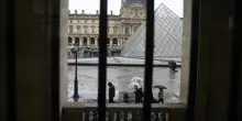 Furto al Louvre, arrestato il quarto membro della banda e altri 3 sospetti