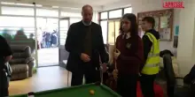 Regno Unito, il principe William gioca a biliardo in Galles