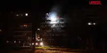 Ucraina, pesante attacco russo su Kiev: in fiamme edificio residenziale