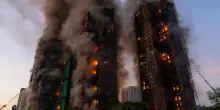 Hong Kong, enorme incendio in complesso residenziale: 12 morti e diversi feriti