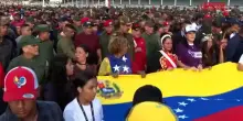 Venezuela, Maduro alla folla: &ldquo;Difenderemo patria da ogni minaccia imperialista&rdquo;