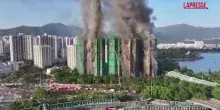 Hong Kong, decine di morti e centinaia di dispersi nell’incendio di un complesso di grattacieli: le immagini