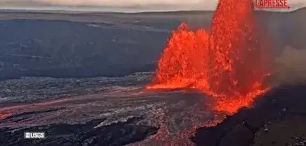 Hawaii, la spettacolare eruzione del vulcano Kilauea: fontane di lava alte 120 metri