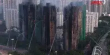 Incendio in un complesso residenziale a Hong Kong: le immagini dal drone