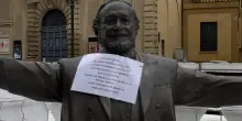 Pesaro, pista di pattinaggio attorno alla statua di Pavarotti: spunta un cartello contro Nicoletta Mantovani