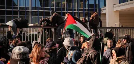 Manifestanti fanno irruzione nella sede de La Stampa, la condanna di Mattarella e Meloni