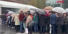 Istanbul, fedeli in coda sotto la pioggia per assistere alla messa di Papa Leone XIV