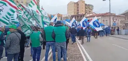 Stellantis, centinaia di lavoratori in piazza a Termoli