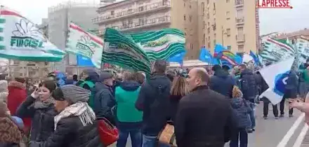 Stellantis: corteo a Termoli, operai e sindacati in piazza