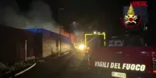 Catania, incendio in unazienda di materiali ferrosi: il video dei vigili del fuoco