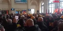 Genova, corteo metalmeccanici arriva a Brignole e occupa latrio della stazione