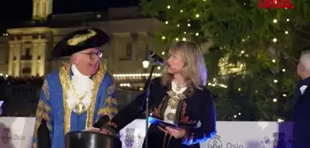 Londra, acceso il mega albero di Natale a Trafalgar Square