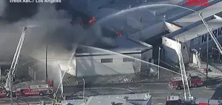 Los Angeles, maxi incendio nella metropoli: imponente la colonna di fumo nero