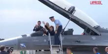 Argentina, Milei sale a bordo dei nuovi caccia F-16 dellaviazione