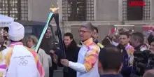 Milano-Cortina 2026: il torch kiss davanti allAmbasciata di Francia