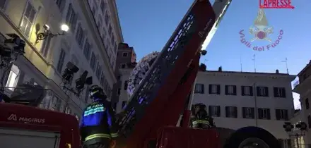 Immacolata, lomaggio dei Vigili del Fuoco alla statua della Madonna in Piazza di Spagna