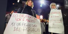 Roma, flashmob fuori dalla metro Jonio dopo stupro di una 23enne