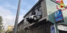 Milano, sbaglia manovra e sfonda garage a 8 metri di altezza: salvo 84enne