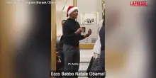 Natale, Obama legge le fiabe ai bambini di una scuola di Chicago