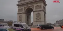 Parigi, attivisti di Greenpeace all’Arco di Trionfo: la piazza diventa arancione