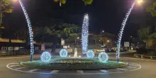 Dalle luminarie falliche al Babbo Natale ‘osceno’, lo ‘special Christmas’ delle Marche