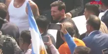 Lionel Messi in India, tifosi impazziti: lancio di sedili e invasione di campo