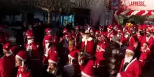 Migliaia di Babbi Natale alla tradizionale corsa in Kosovo