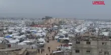 Gaza, le famiglie sfollate preparano le tende per il gelo invernale dopo lalluvione