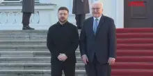 Ucraina, Zelensky ricevuto dal presidente tedesco Steinmeier: le immagini dellincontro