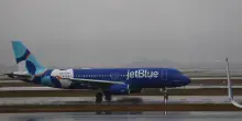 Incidente aereo sfiorato, volo JetBlue evita collisione con un Boeing militare Usa