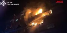Ucraina, gli edifici a fuoco dopo gli attacchi russi su Zaporizhzhia e Odessa