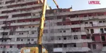 Scampia, iniziato labbattimento della Vela Rossa