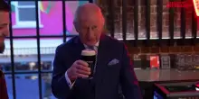 Re Carlo III degusta birre allo store Guinness di Londra