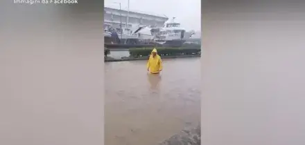 Isola dElba, allerta maltempo: le strade invase dallacqua a Portoferraio