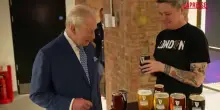 Regno Unito, Re Carlo si improvvisa barista e assaggiatore di birre