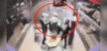 Milano: calci, pugni e spray urticante per una collana doro, la rapina ripresa dalle telecamere
