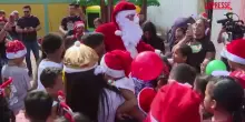 Venezuela, giornalisti vestiti da Babbo Natale portano regali ai bambini poveri di Caracas