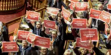 Manovra 2026, la protesta dei senatori in 7 foto