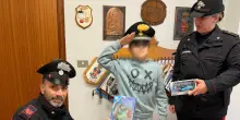 Napoli, bambino di 11 anni vende libri e disegni per comprare regalo di Natale a sorellina